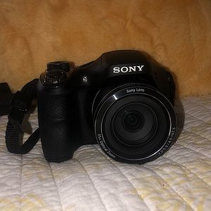 LIKE NEW Sony Cypershot 35x Optical Zoom Camera